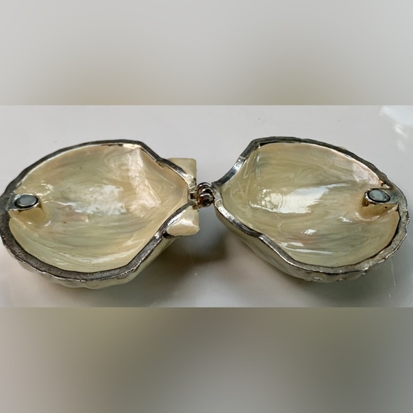 Vintage Footed Pearl Enameled Metal Magnetic Clasp Clamshell Ring Coin Box - Picture 11 of 16